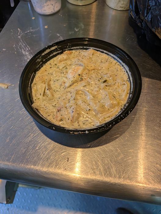 Fettuccine Alfredo con Camarones